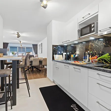 Primero Relax-home, Zentral, 92qm, Balkon Tiefgarage, 7p *